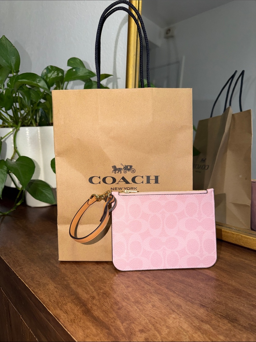 🎀Coach mini Pink Signature Wristlet Pouch